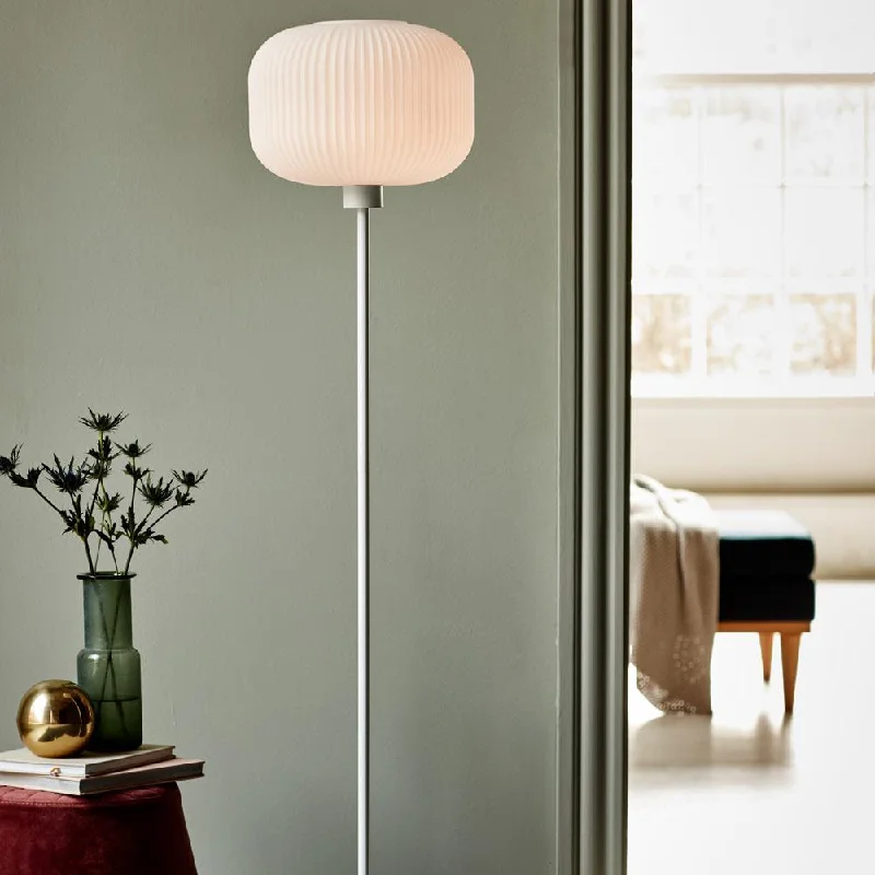 Victorian Style Floor Lamp for Traditional and Elegant InteriorsMilford Floor Lamp